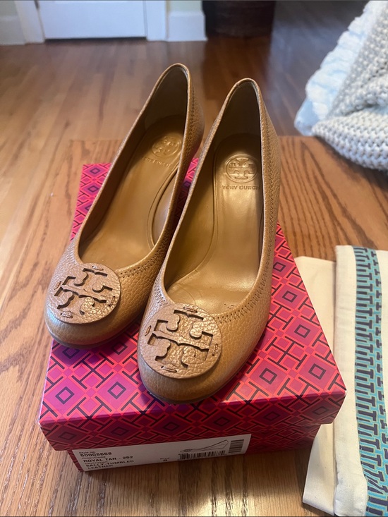 Tory Burch Shoes - Tory Burch Tan Leather Logo Round-Toe Pumps